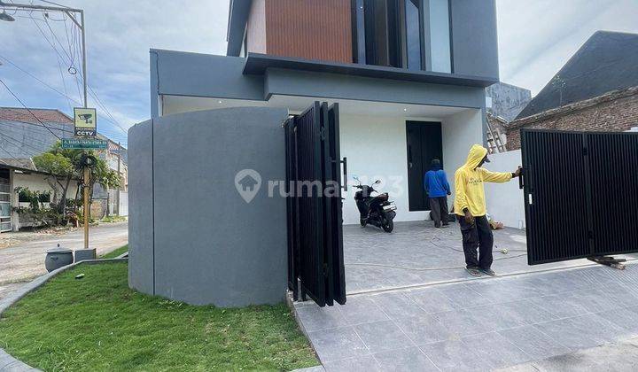 Rumah 2 Lantai Bagus Semi Furnished di Babatan Pantai Surabaya, Surabaya 1