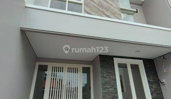 Rumah 2 Lantai di Manyar Tirtoyoso, Surabaya 1