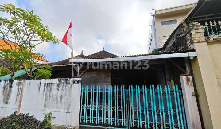 The house is very strategically located on South Nangka Street. 2