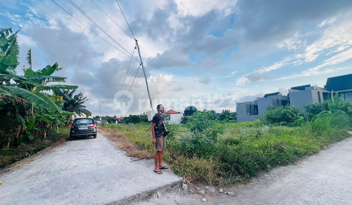 The land in the Perenenan area is an excellent choice for building a villa. It offers wide road access that comfortably fits two cars and is perfect for investment purposes. Don’t miss out—get a special price offer today!