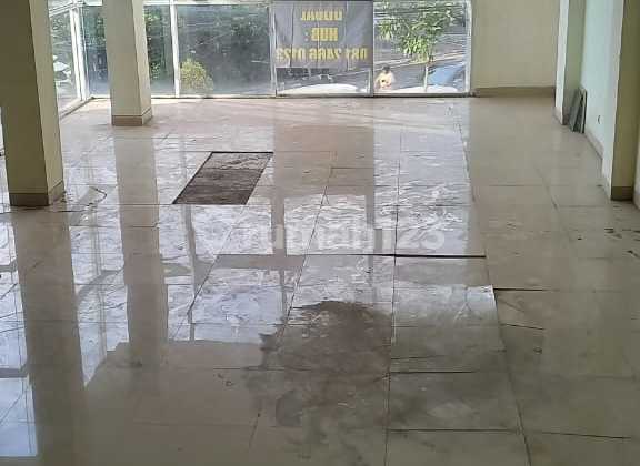 For sale, a highly strategic shop house located in the center of Denpasar city on Teuku Umar street.