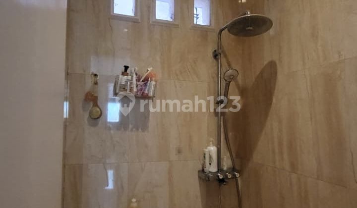 RUMAH CANTIK MINIMALIS PUSPITALOKA BSD ADA KOLAM RENANG