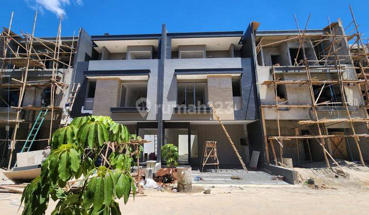 Rumah Mewah 3 Lantai Dijual di Jakarta Barat Kebon Jeruk - Pernikahan Nyaman dengan Gaya Hidup Modern 2