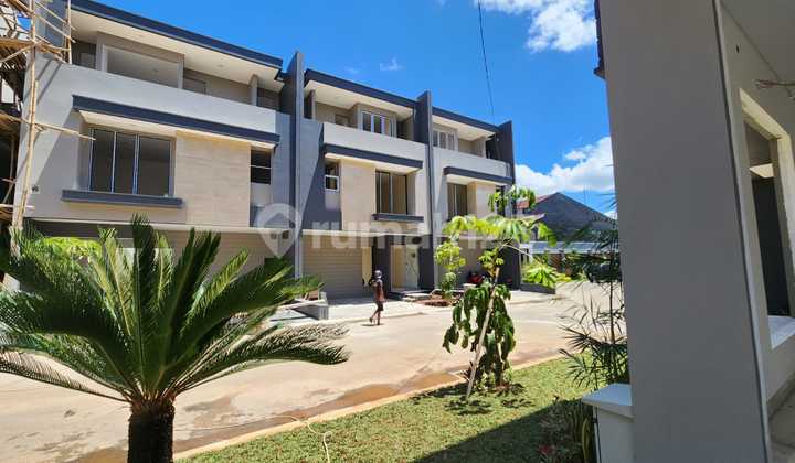 Rumah Mewah 3 Lantai Dijual di Jakarta Barat Kebon Jeruk - Pernikahan Nyaman dengan Gaya Hidup Modern 4