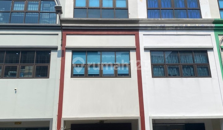 Ready-to-use shop house in good condition at Daan Mogot Baru, 0029 Erw