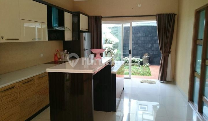 Rumah 2 Lantai Mewah Full-Furnished & Strategis Kota Wisata - SHM 2