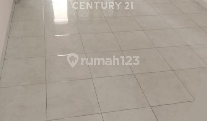Rumah 1 1/2 LT Unfurnished Terawat, Strategis di Kelapagading Th