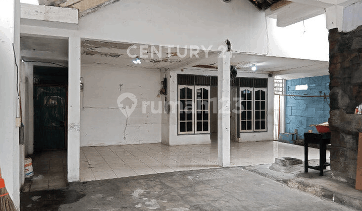 House in a Strategic Location Suitable for Business and Residence in Central Jakarta House in a Strategic Location Suitable for Business and Residence in Central Jakarta