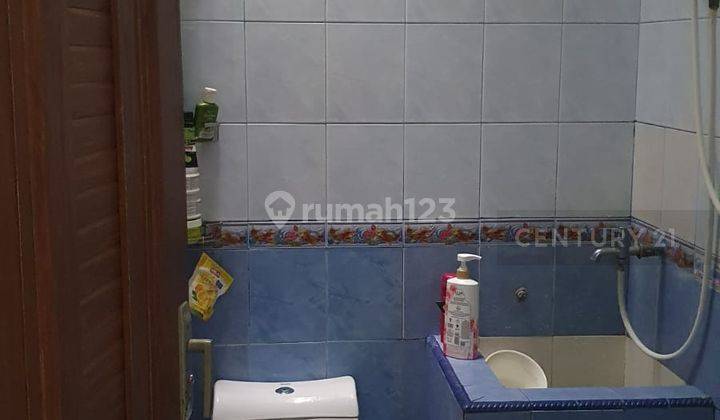 Rumah 2 Lt. 5+1 BR Unfurnished Strategis Di Bekasi Th 2