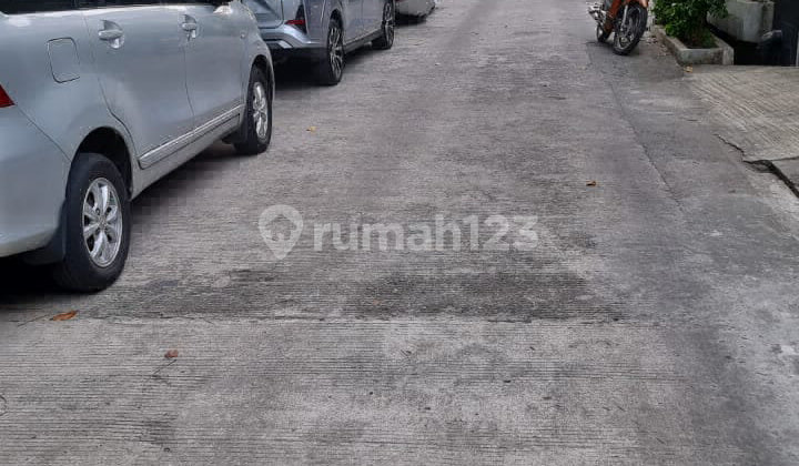 Rumah Lokasi Strategis Depan Taman (Bangunan Lama) Di Melodi Mas 2