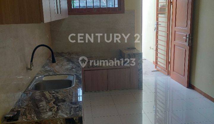 Rumah  Hoek Di Kelapa Cengkir  – LT 301 M², 3 KT  Hal Luas  2