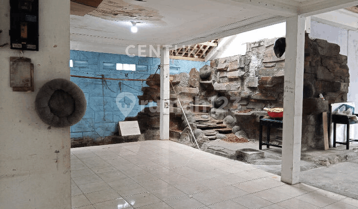 House in a Strategic Location Suitable for Business and Residence in Central Jakarta House in a Strategic Location Suitable for Business and Residence in Central Jakarta