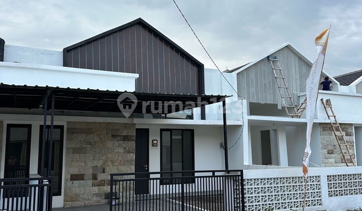 Minimalist and Scandinavian House with Free Canopy and Fence in Sidoarjo