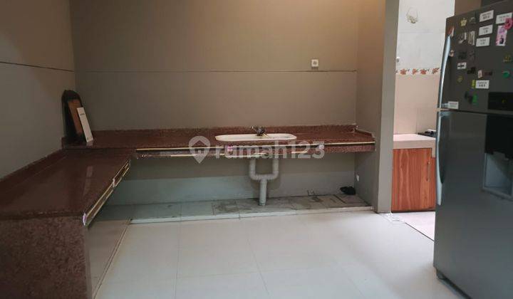 DI SEWA KAN RUMAH 2 LANTAI DI PERUMAHAN CENTRAL PARK A.YANI 10