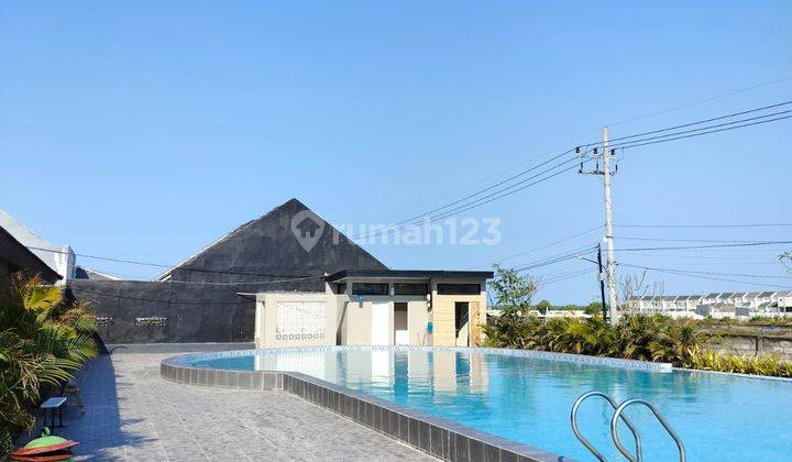 Dijual Rumah Dengan Fasilitas Lapangan Badminton 1