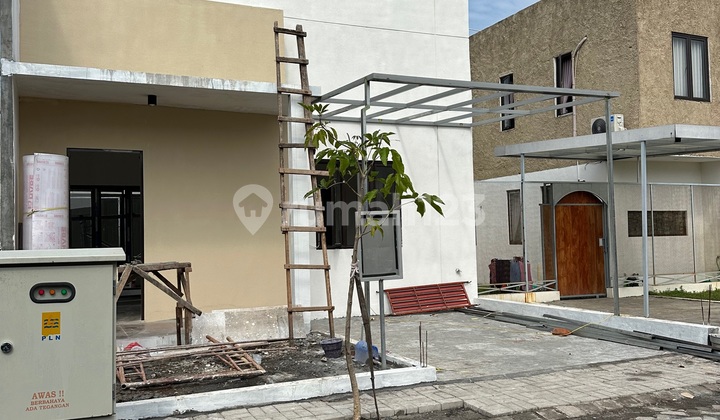 Rumah Dengan Ruang Terbuka Di Tengah Di Sukodono Sidoarjo