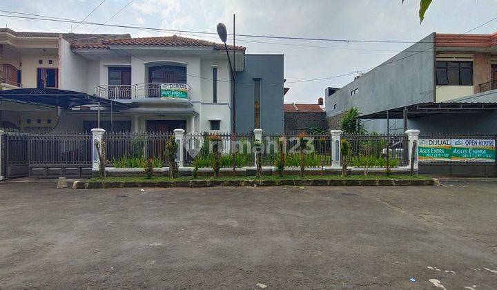 Rumah Lux Taman Luas di Jl.Kembar Timur VII, Bandung 1