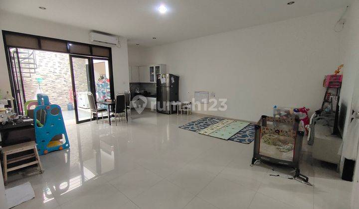 ruang keluarga rumah luas minimalis di taman