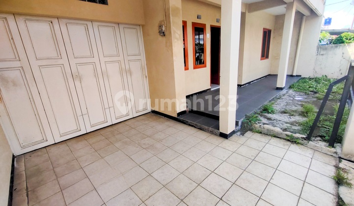 Spacious House in the City Center on Jalan Karasak Tengah, Bandung 2