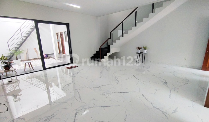 New Lux House in Istana Mekarwangi Housing, Bandung 2
