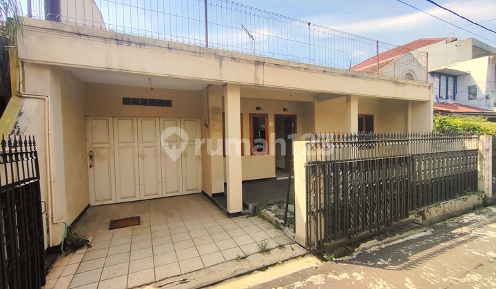 Rumah Luas Tengah Kota Di Jalan Karasak Tengah, Bandung