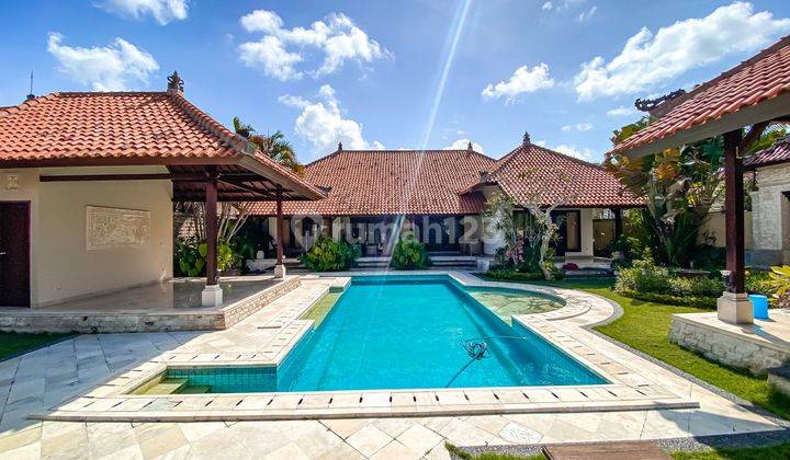 PRIVATE BALINESE STYLE VILLA AT ONE GATED AREA BENOA 1