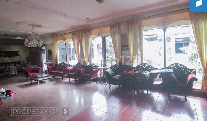 Rumah Belanda Sayap Riau, Bandung, Pinggir Jalan Besar Rumah Belanda Sayap Riau, Bandung, Pinggir Jalan Besar