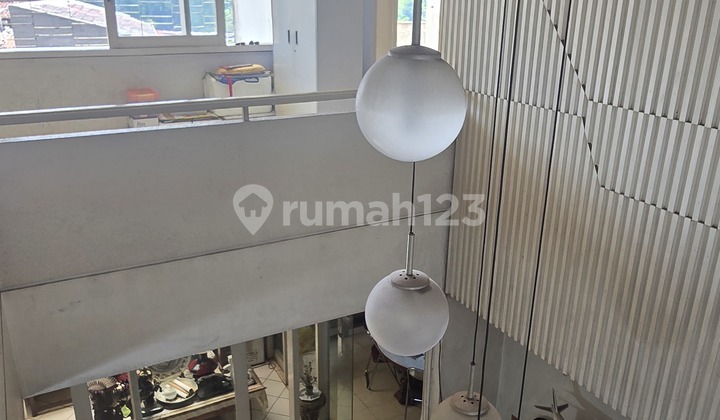 CHEAP! MAIN ROAD HOUSE IN NORTH BANDUNG, BANDUNG. SUITABLE FOR ALL KINDS OF BUSINESSES