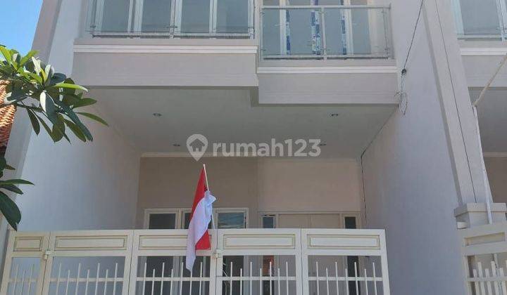 Rumah Minimalis 2 Lantai Baru SHM di Mulyosari, Surabaya 1