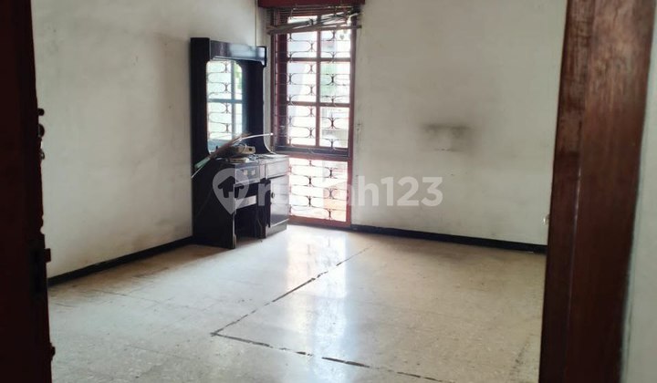 A Spacious House That Can Be Converted into Boarding Rooms in Riau Wing, Central Bandung City. 2