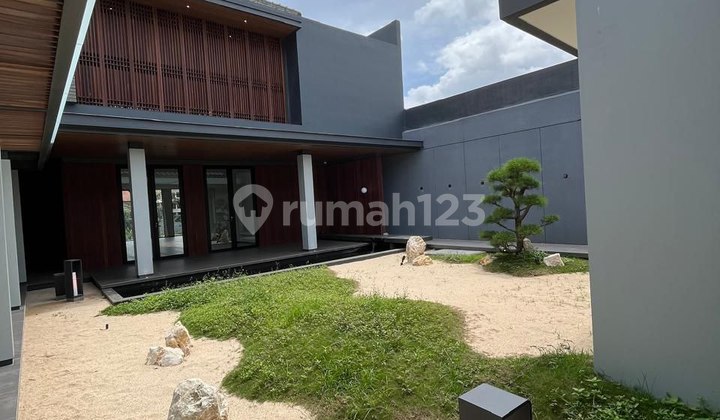 Rumah Tropical Minimalis Dengan Sentuhan Japan Zen Garden Serta View Danau Di Kota Baru Parahyangan
