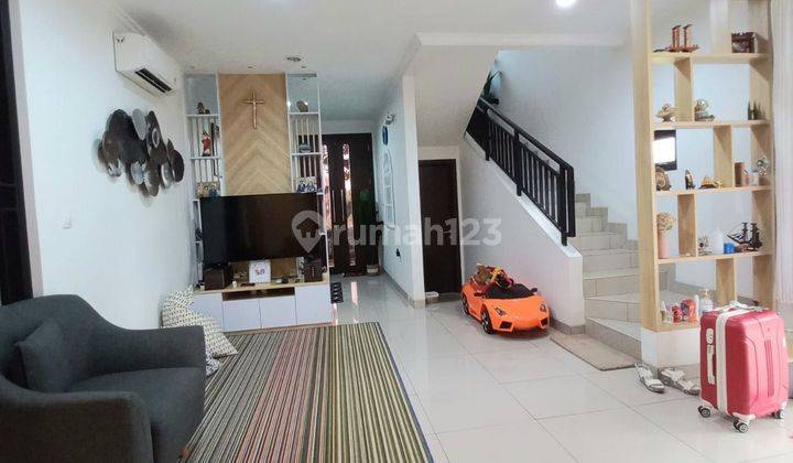 Rumah hook minimalis 2 lantai di komplek sumarecon kota Bandung 1