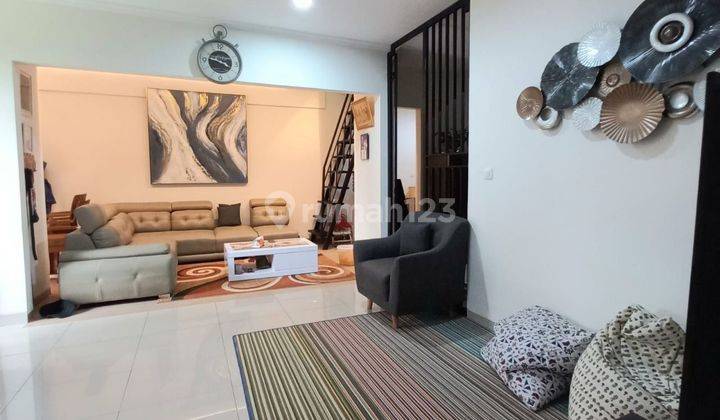 Rumah hook minimalis 2 lantai di komplek sumarecon kota Bandung 2