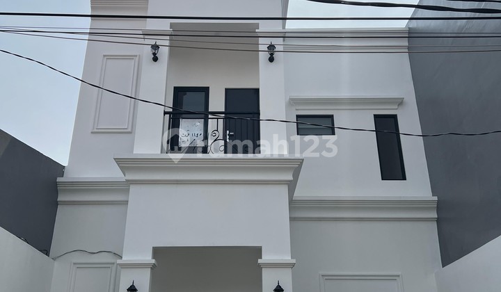 Dijual Rumah American Classic di Bulevar Harapan Indah (018)