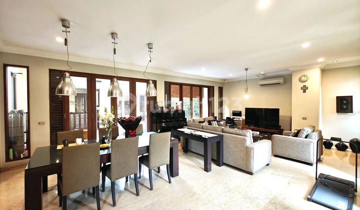 Mega Kebon Jeruk Luxury House, Furnished with Swimming Pool 2