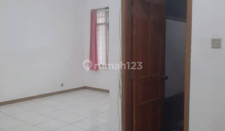 Rumah disewakan semi furnished di Jalan setrawangi 1