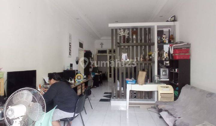 ruang keluarga rumah di rungkut barata  modern