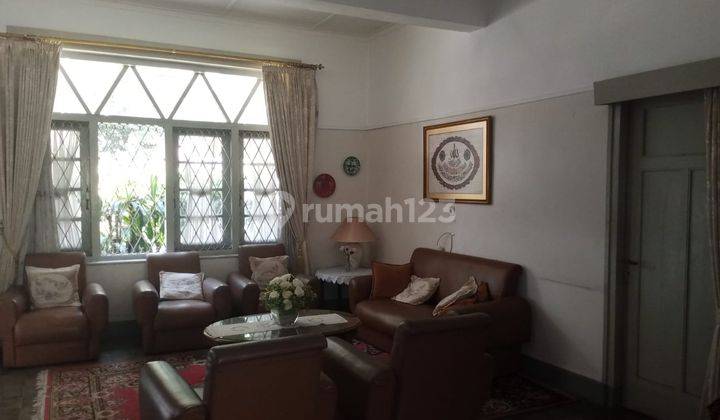 Rumah Lama terawat Asri Area Cafe Sayap Cipaganti Bandung kota  2