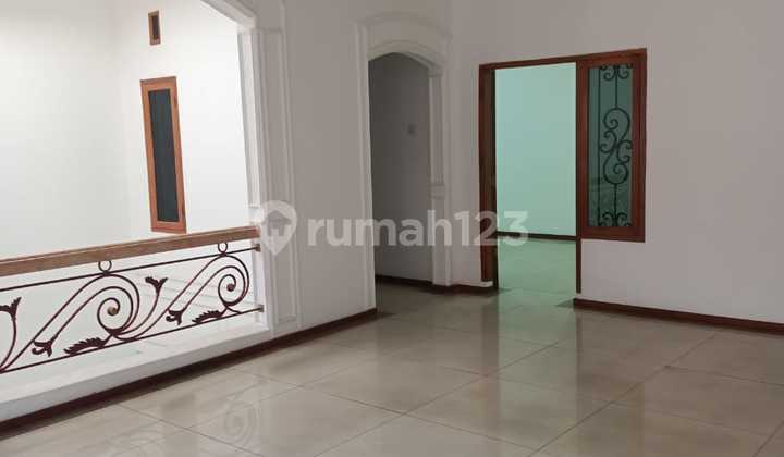 Leuwi Panjang Bojongloa Kidul 2-Storey House, Strong Building with SHM (Certificate of Land Rights)