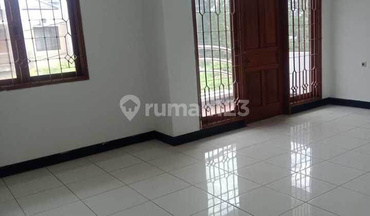 Comfortable and Safe Environment with a Fragrant Blooming Back Garden 2