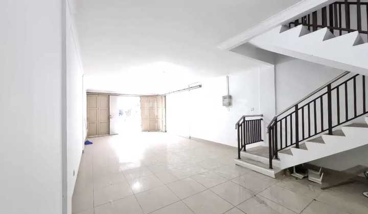 Nice Building, Suitable for Textiles, Office, Warehouse, etc. Cheap, 5 Minutes From Toll. Holis Regency 2