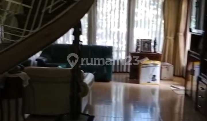 Dijual Rumah Tua Bagus Tanah Luas di Jl Raya Surapati Mainroad 2