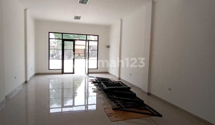 Ruko Murah Lokasi Strategis Area parkir Luas  7