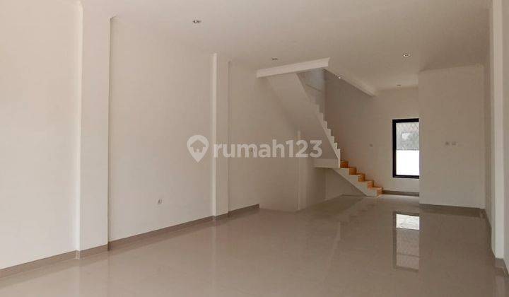 Ruko Murah Lokasi Strategis Area parkir Luas  11