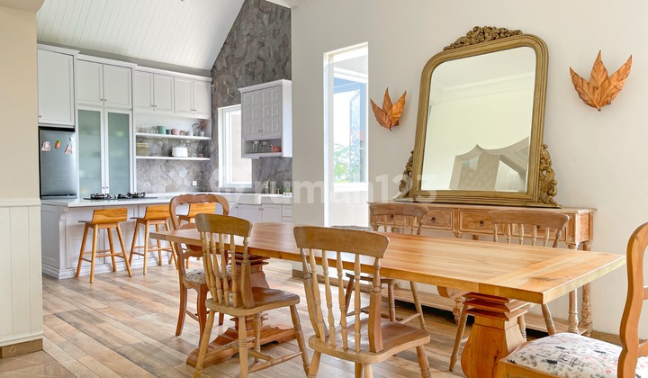 Rumah Cantik Luas di Kota Baru Parahyangan