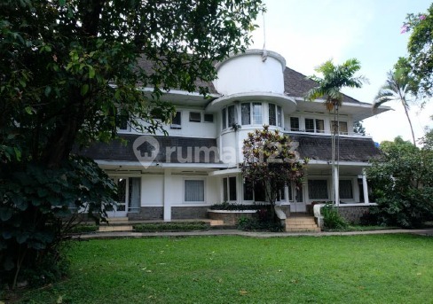 House with Tennis Court in Dago - Siliwangi Bandung Wing