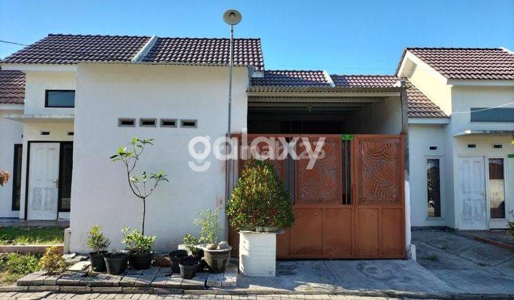 tampak depan rumah permata green menganti regency