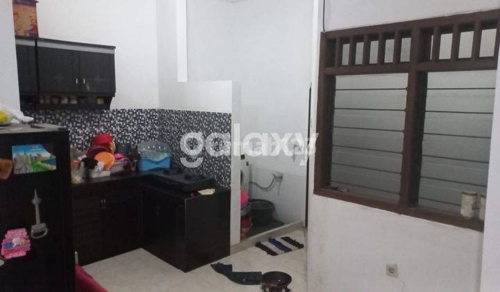 tampak depan rumah mahakam wisma tropodo waru