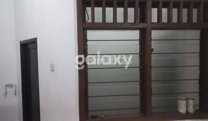 tampak depan rumah mahakam wisma tropodo waru
