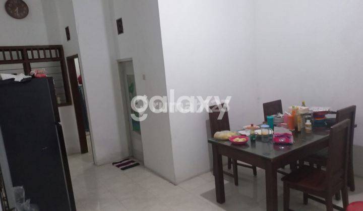 tampak depan rumah mahakam wisma tropodo waru